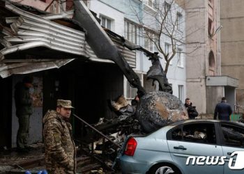 우크라서 헬기 추락에 내무장관 등 18명 숨져…사고 원인은 ‘아직