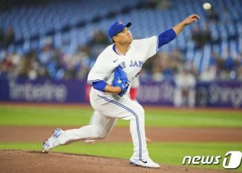 외야 펜스 당기는 토론토…류현진에게 내려진 좌타자 주의보