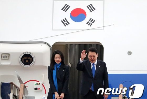 尹대통령, 전투기 호위 속 UAE 도착…세일즈 외교 시작