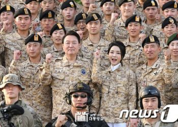 김여사 “사막여우 많나요” 尹 “별걸 다 알아”…아크부대서 ‘티키타카’