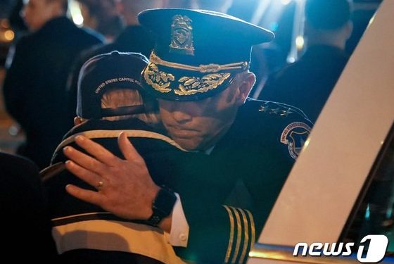 美1·6 폭동서 30대男, 경찰에 ‘후추스프레이’…징역 80개월 선고
