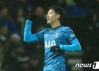 손흥민, 침묵 깨고 시즌 7·8호골 작렬…토트넘, 프레스턴에 3-0 완승
