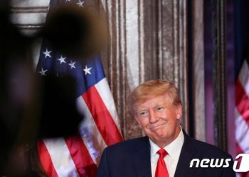 트럼프 2024 대권 행보 시작…바이든 정권에 “화 난다”