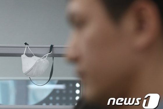 “상사·후배 다 쓰고 있는데 벗기가…” 직장인들 ‘노마스크 눈치게임’