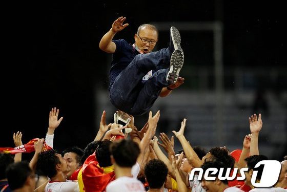 영웅이자 아버지…감독 박항서, 축구를 넘어 베트남 사회까지 바꾸다