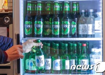 “가뜩이나 장사도 안 되는데”…’소주 6천원 시대’ 자영업자 울상