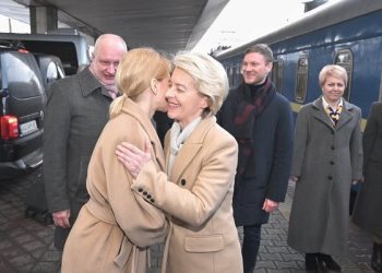 키이우 도착 EU 집행위 “여전히 우크라 지지…지원·협력 심화할 것”
