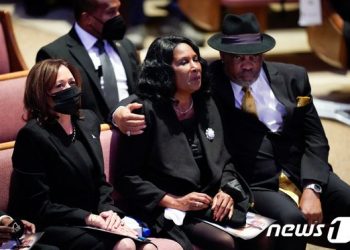 美부통령, 멤피스 경찰 폭력 피해자 장례식 참석해 경찰 개혁 촉구