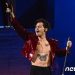 해리 스타일스, 콘서트 중 신발에 술 따라 마시기…”역겨운 전통”
