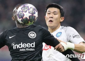 주가 오르는 김민재, 계속되는 맨유 이적설 “바이아웃 690억원 지불할 것”