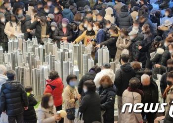 “10번 이내 1000만원에 삽니다”…아파트 선착순 공급 순번표도 웃돈 거래