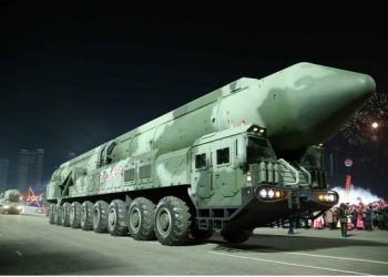 北 열병식에 등장한 新무기… 고체연료 ICBM ‘모형’일 수도