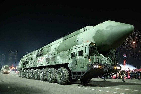 北 열병식에 등장한 新무기… 고체연료 ICBM ‘모형’일 수도