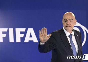 인판티노 FIFA 회장, 3연임 성공…임기는 2027년까지