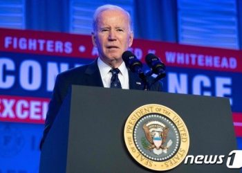 바이든 지지율 42%…지난해 6월 이후 최고 수준
