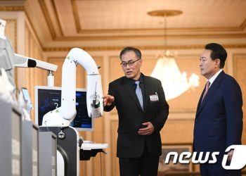 “첨단로봇이 미래 먹거리”…新산업 육성 위해 풀 수 있는 족쇄 다 푼다
