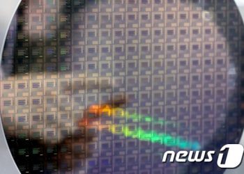 ‘반도체 지원’ 美 독소조항에 中은 가만 있겠나…외줄 타는 삼성·SK