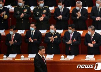 ‘만장일치 3연임’ 시진핑號, 美갈등·대만·경제 문제까지 ‘첩첩산중’