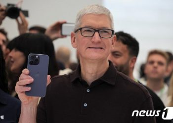 중국 간 팀 쿡 “애플과 중국은 공생 관계”