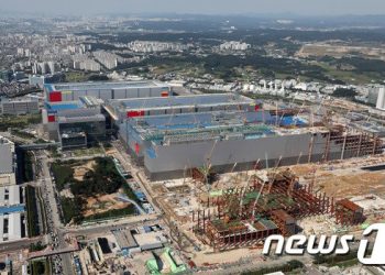 삼성전자 ‘무감산 전략’ 통했다…작년 4분기 D램·낸드 점유율↑