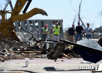 ‘나무들이 대자로 누웠다’…토네이도 강타 미시시피에 “정부 지원”