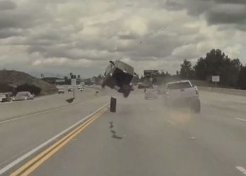 [영상]고속도로서 3m 붕뜬 ‘쏘울’…아찔한 사고에 운전자 멀쩡 ‘기적’