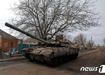 러 “바흐무트, 사실상 포위됐다”…우크라軍, 순순히 백기 들까