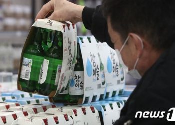 소줏값 올리지도 않았는데 ‘1병 6000원’…20년간 식당만 급등