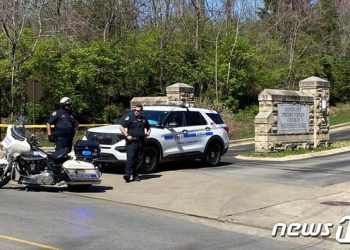‘나도 죽을 뻔했다’…총기난사 생존경험 공유하는 美 시민들