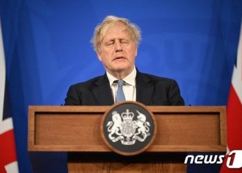 존슨 전 英총리 “파티게이트 의회 진술은 거짓…나도 몰랐다”