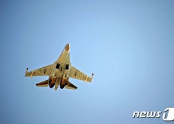 흑해 이어 발트해 상공서도…러 전투기, 미 전폭기와 대치
