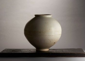韓미술 상징 조선시대 ‘달항아리’, 美서 60억원에 낙찰…최고가 경신
