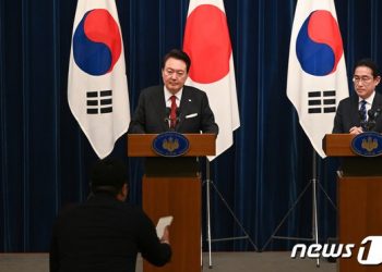 日 정부 “한국에 대한 반도체 핵심소재 3개 수출규제 해제”