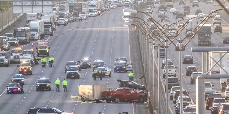 I-75 고속도로 차량 연쇄 충돌로 2명 사망하고 극심한 출근 교통 체증 야기
