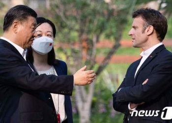트럼프 “내 친구 마크롱, 방중 기간 시진핑에 아첨” 비아냥