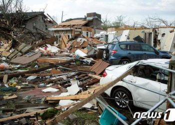 강력 토네이도에 美 중남부 마을 초토화…사망자 21명에 추가 돌풍 경고