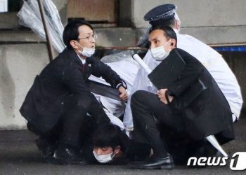아베 총격 1년도 안 돼 기시다 눈앞에서 폭발물 투척…일본 또 철렁