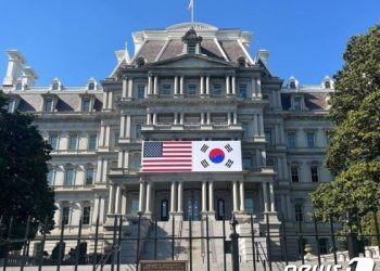 워싱턴에 걸린 ‘태극기’…韓-美, 동맹 70주년 행사 동시 개진