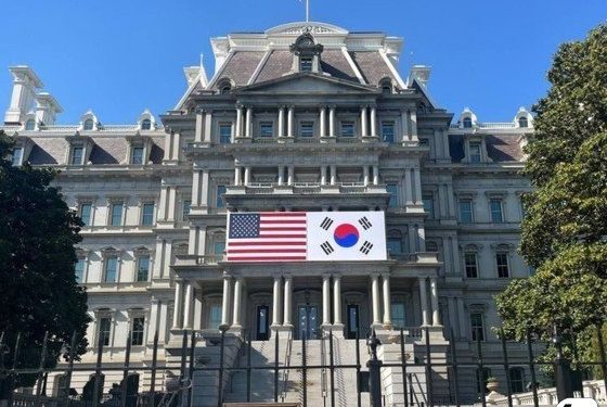 워싱턴에 걸린 ‘태극기’…韓-美, 동맹 70주년 행사 동시 개진