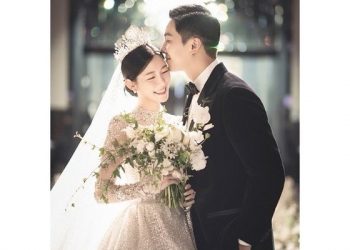 이승기♥이다인, 얼굴 맞대고 행복 미소…웨딩 화보 공개