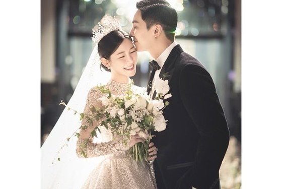 이승기♥이다인, 얼굴 맞대고 행복 미소…웨딩 화보 공개