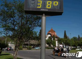 ‘식는 법’ 모르는 지구…”2100년까지 20억명 ‘살인 폭염’ 위협”