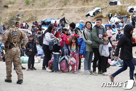 트럼프의 ‘타이틀 42’ 해제되자 도리어 이민자 줄어…왜?