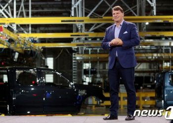 포드 CEO “中 전기차 업계와의 경쟁 쉽지 않아…투자 축소한다”