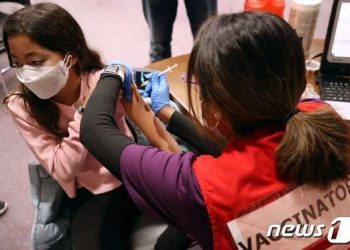 ‘코로나 재앙’ 안 끝났다…전세계서 4분마다 1명꼴 사망