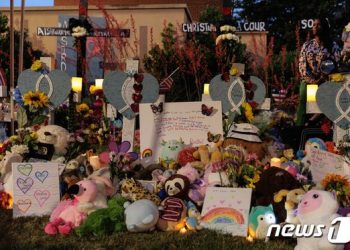 “총 대신 아이들을 보호하라”…美 텍사스 총기 참변 추모 발길