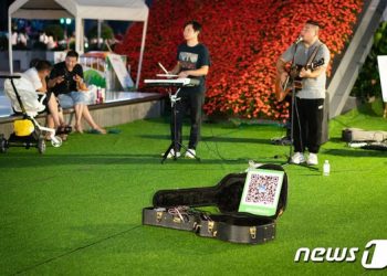 [르포]中, 노점상도 거리 버스킹도 “QR 결제만 받습니다”