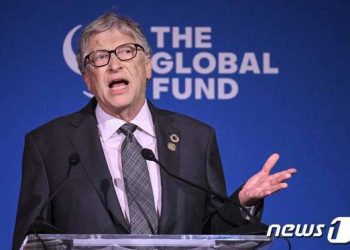 “빌 게이츠, 러 여성과 바람피워 엡스타인에게 협박 받아”-WSJ