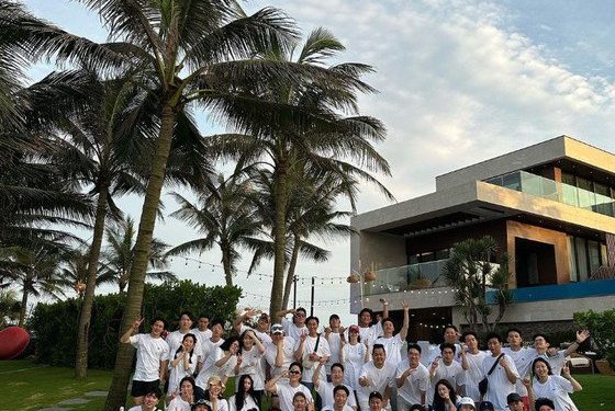 이병헌, BH엔터 해외 워크숍 공개…고수·한지민·김고은 한 자리에