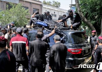 파키스탄 전 총리 법정 인근서 체포…”부패당국 소환 불응”